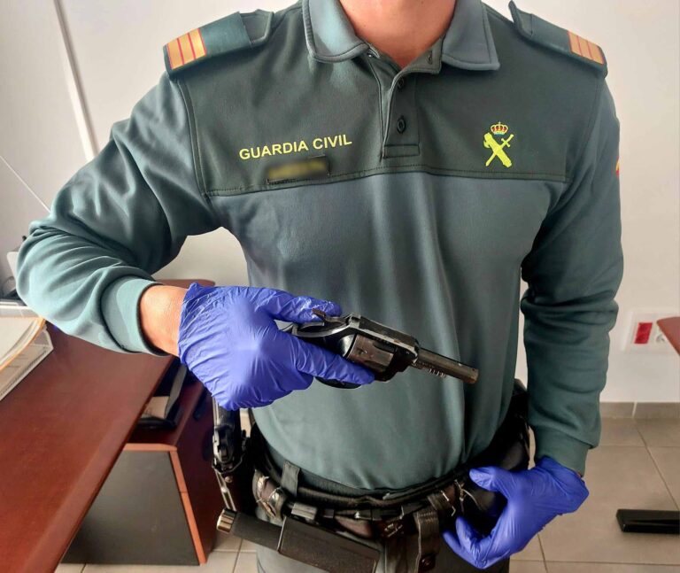 La pistola requisada por la Guardia Civil.