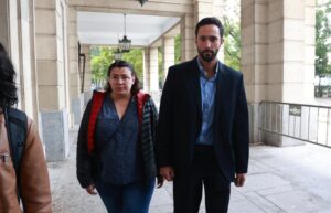 Valt&ograve;nyc, llegando a la Audiencia Provincial en Sevilla.