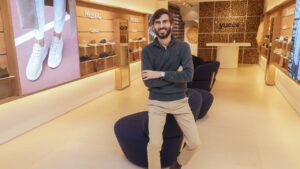 Pablo Mas, CEO y fundador de Yuccs en la primera flagship de la marca en Palma de Mallorca