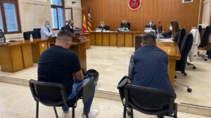 Los dos condenados durante el juicio en la Audiencia de Palma.