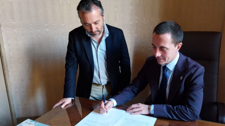 Llorenç Galmés firma la carta que ha remitido al ministro Óscar Puente