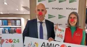 La responsable de Captaci&oacute;n de Recursos de la entidad, Mar&iacute;a Jos&eacute; Su&aacute;rez, con el director de Relaciones Institucionales de El Corte Ingl&eacute;s en Baleares, Antonio S&aacute;nchez