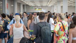 M&aacute;s de 80 vuelos cancelados y retrasos generalizados en los aeropuertos de Baleares