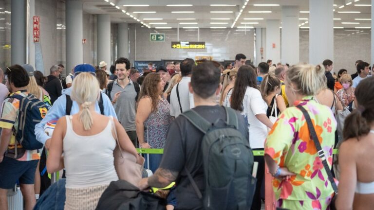 Más de 80 vuelos cancelados y retrasos generalizados en los aeropuertos de Baleares