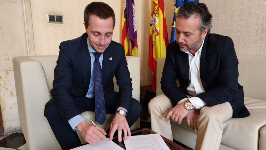 Llorenç Galmés y el conseller Fernando Rubio firman la carta remitida a Marlaska