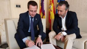 Lloren&ccedil; Galm&eacute;s y el conseller Fernando Rubio firman la carta remitida a Marlaska