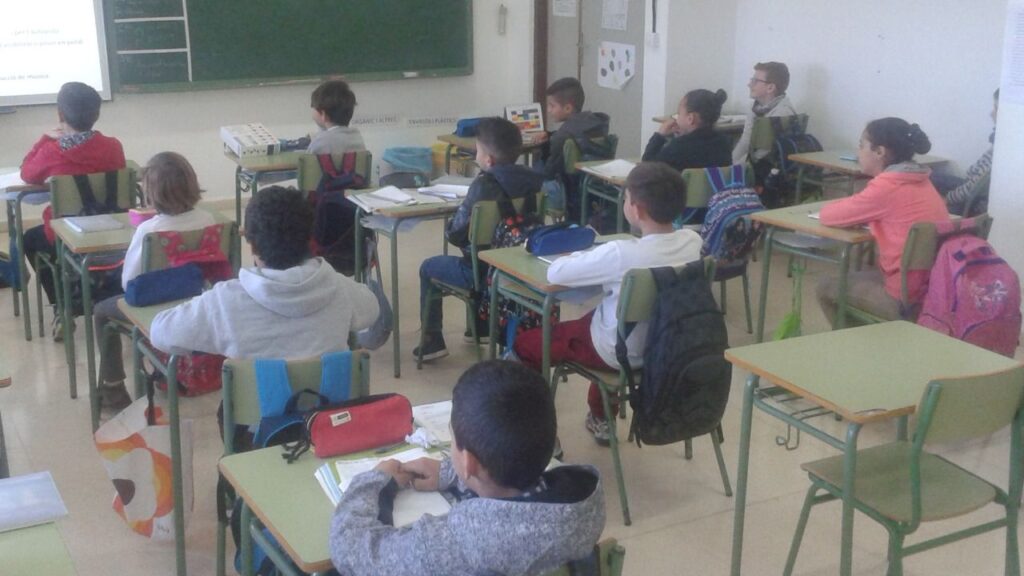 aula colegio escuela niños policía