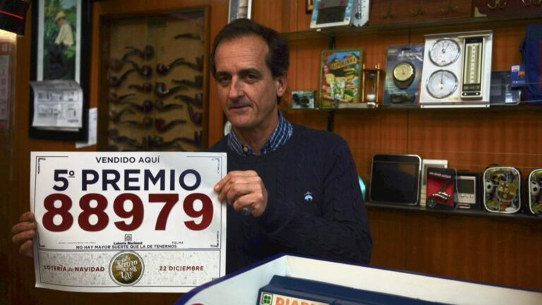 Pedro Homar, propietario del estanco Ca'n Homar, en Sindicato, con el número premiado.