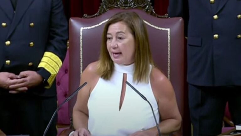 Francina Armengol en su escaño de presidenta del Congreso.