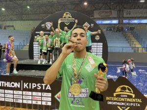 Cleber, MVP de la final, celebrando el t&iacute;tulo