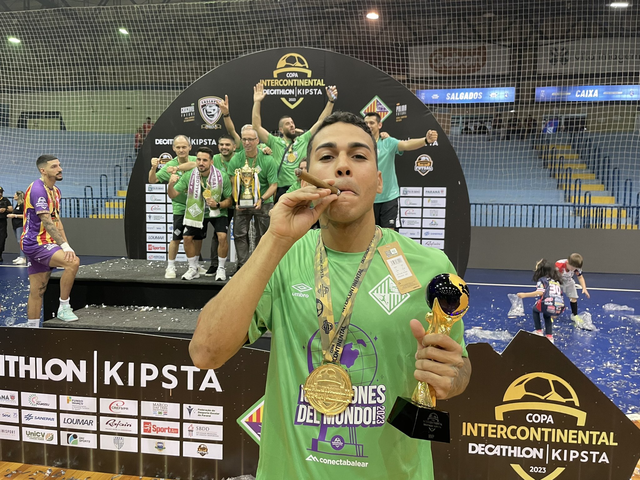 Cleber, MVP de la final, celebrando el t&iacute;tulo