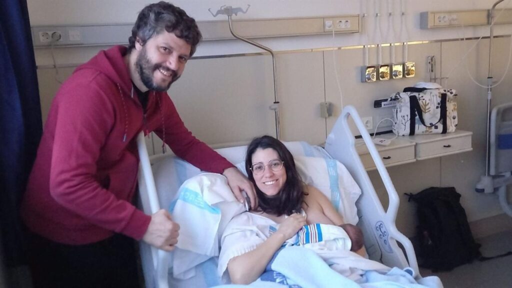 Los padres posan junto al primer bebé de 2024 en Baleares, Carme Ballester.