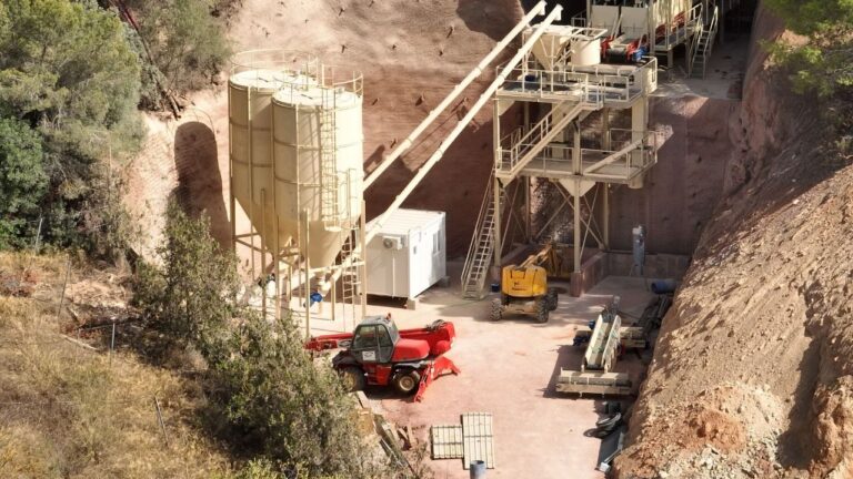 Planta de hormigón instalada en la cantera de Son Bugadelles.