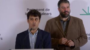 El portavoz de M&Eacute;S per Mallorca, Llu&iacute;s Apesteguia, y el diputado Ferran Rosa.