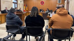 A la izquierda y en el centro, dos de los condenados por la estafa de las entradas del concierto de Romeo Santos en Palma; a la derecha, uno de los procesados absueltos.