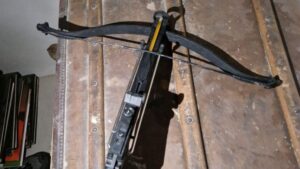 Una de las dos ballestas que la Guardia Civil ha encontrado en el domicilio.