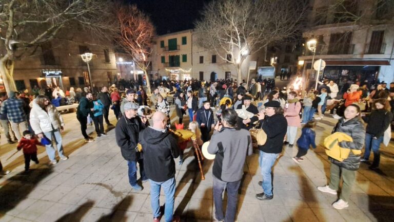Celebración en la Plaça de Algaida.