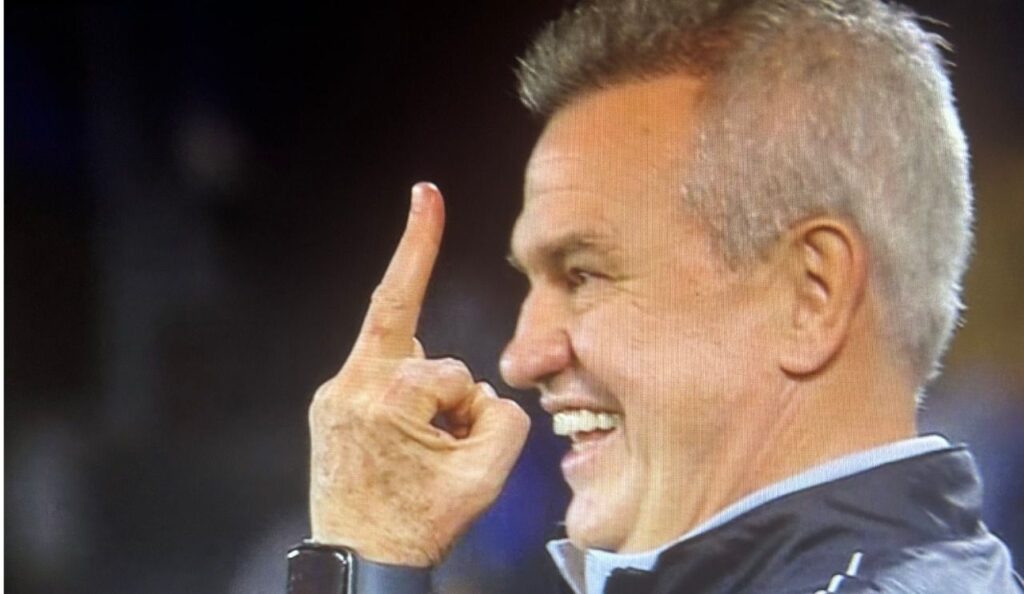 El entrenador barralet, Javier Aguirre, dejó esta curiosa imagen durante el choque