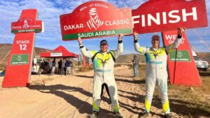 Lorenzo Flux&aacute; junto a su copiloto Xavi Ribas, celebrando la gesta.