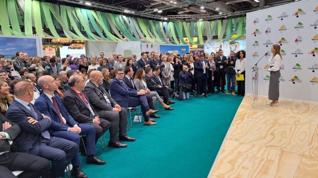 La presidenta del Govern, Marga Prohens, durante la presentación del estand de Baleares en Fitur 2024.