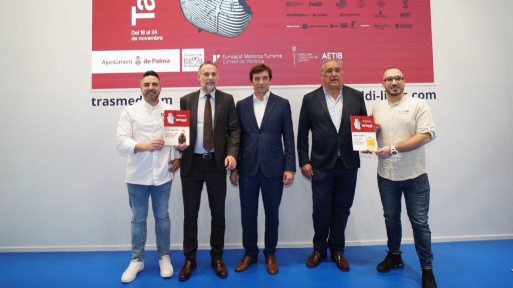 De izquiera de derecha, Alberto Garrido chef del restaurante OMBU, ganador del TaPalma de Oro 2023; Antoni Martorell, director general de AgenciaCom, organizadora del evento; Miguel Pardo, director de Relaciones Institucionales del Grupo Grimaldi en España; Alfonso Robledo, presidente de Restauración Mallorca CAEB y Alessandro Smurro, bartender del restuarante 'La Caña', ganador del Cóctel de Oro TaPalma 2023