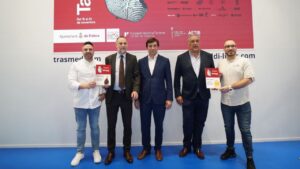 De izquiera de derecha, Alberto Garrido chef del restaurante OMBU, ganador del TaPalma de Oro 2023; Antoni Martorell, director general de AgenciaCom, organizadora del evento; Miguel Pardo, director de Relaciones Institucionales del Grupo Grimaldi en Espa&ntilde;a; Alfonso Robledo, presidente de Restauraci&oacute;n Mallorca CAEB y Alessandro Smurro, bartender del restuarante 'La Ca&ntilde;a', ganador del C&oacute;ctel de Oro TaPalma 2023