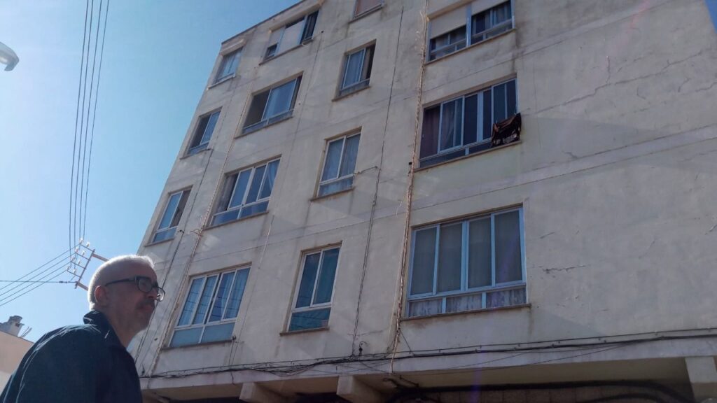 Mourad delante de la casa de la que será desahuciado.