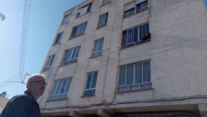 Mourad delante de la casa de la que ser&aacute; desahuciado.