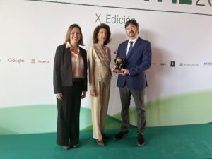 Planas con Josep Grimalt y Bel&eacute;n Oliver, CEO y presidenta de la empresa GN Grup, con sede en Manacor.