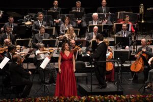 La OSIB con su director, Pablo Mielgo, y la soprano Berna Perles.