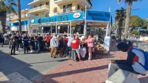 Turistas alemanes toman cerveza al sol en uno de los locales ya abiertos.