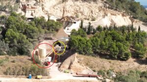 Silos de cemento (c&iacute;rculo rojo) y b&aacute;scula de cemento y de agua (c&iacute;rculo amarillo).