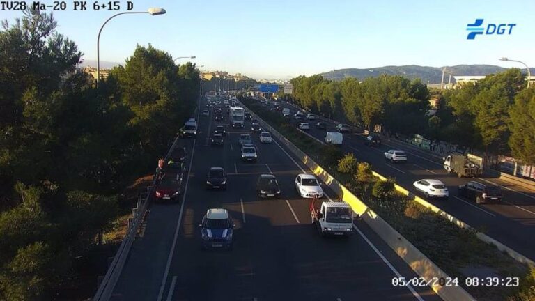 Imagen de una cámara de la DGT, en la que se observa el tráfico de la Ma-20.