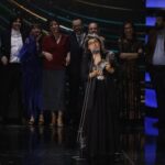El mallorquín, con corbata, en el momento de recoger el premio