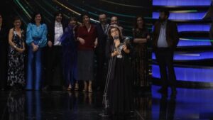 El mallorqu&iacute;n, con corbata, en el momento de recoger el premio