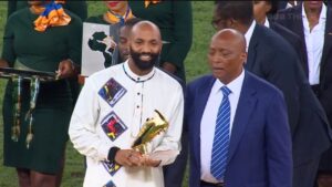 El mallorqu&iacute;n junto a su trofeo