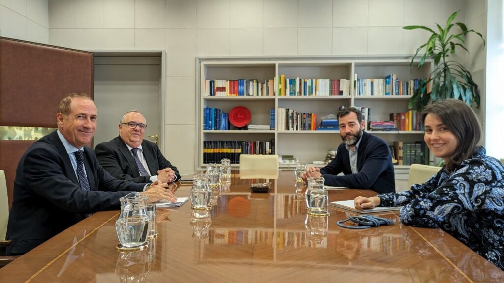 Juan Manuel Lafuente, Antoni Mercant, Benito Núñez y Elena Atance, durante la reunión en el Ministerio