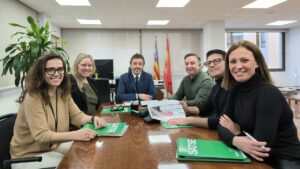 Representantes de Satse y del Colegio de Fisioterapeutas junto al preparador f&iacute;sico Javier Lurue&ntilde;a