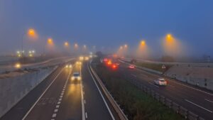 La niebla es notable en las carreteras de Palma.