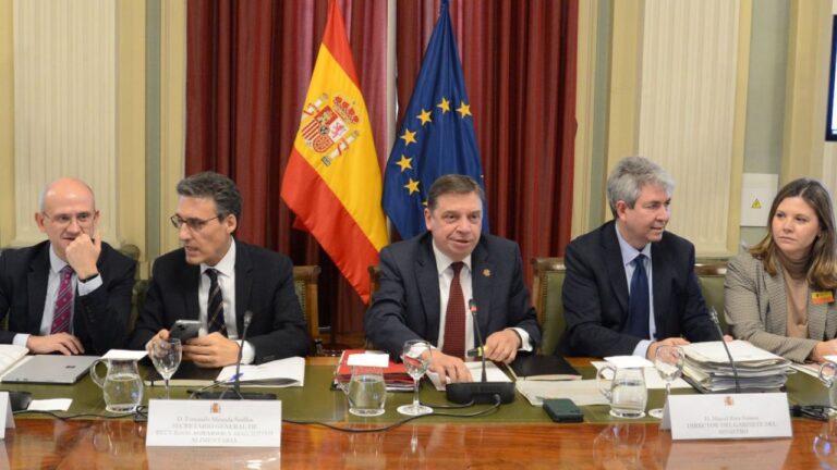 Luis Planas preside el pleno del Observatorio de la cadena alimentaria en Madrid