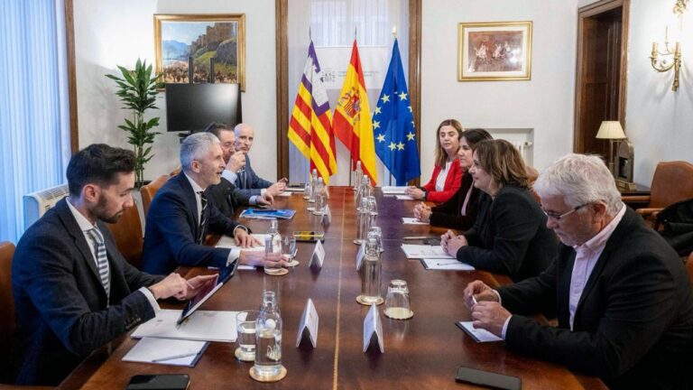 Reunión Antonia Estarellas y Fernando Grande-Marlaska