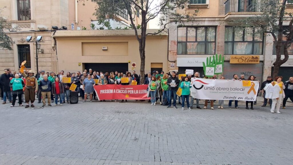 Unos 60 asistentes a la protesta contra el bilingüismo en el Parlament.