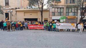 Unos 60 asistentes a la protesta contra el biling&uuml;ismo en el Parlament.