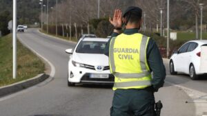 Un agente de la Guardia Civil realizando un control de tr&aacute;fico.