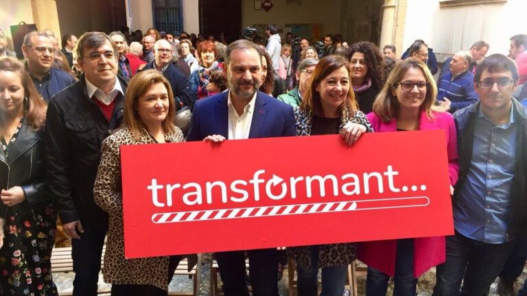 El exministro José Luis Ábalos en un acto del PSOE en Palma, junto a Francina Armengol y otros dirigentes socialistas.