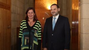 Francina Armengol y Jos&eacute; Luis &Aacute;balos en el Consolat de Mar.