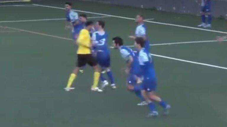 Momento de la agresión del jugador del Son Sardina, ya detenido por la Policía Nacional.