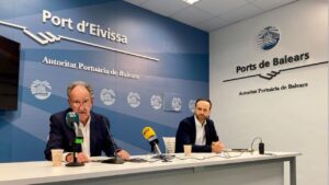 Javier S&aacute;nz (izquierda) durante la rueda de prensa celebrada en Ibiza