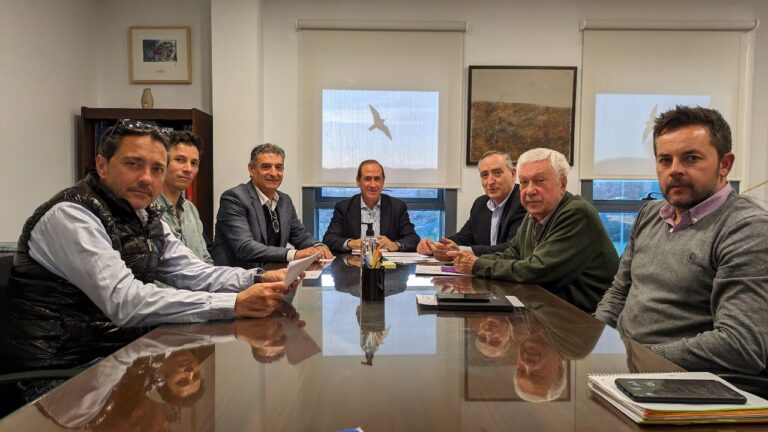 De izquierda a derecha, Pedro Soler (asociado), Jaume Perello (vocal Adopuma), Nofre Fornes (presidente adopuma), Juan Manuel Lafuente (conseller), Carlos Simarro (director general), Agusti Cerveró (abogado adopuma) y Miguel Adrover (asociado)