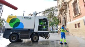 Un sintecho pega un pu&ntilde;etazo a una trabajadora de Emaya en plena calle